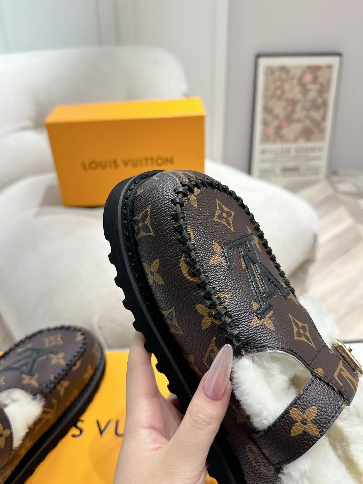 👟👟Ex-factory price 540👟👟Mauri version Louis Vuitton lv louis vuott…on fw24 new arrival～The latest furry slippers for autumn and winter～This pair of furry slippers is also very good-looking! The leather ones are very high-end! ! !Paired with denim shorts in autumn and winter, it’s perfect! Put it on and you will instantly have your ideal height! A favorite style, with fashionable elements, the appearance of the upper is full of nobility. Wearing it can always show the fashionable charm of women. It is fashionable but not too showy. The high-end beef tendon on the upper and the Lvjia letter buckle are so beautiful. Upper: imported high-end frosted/cowhide. Outsole: original outsole. Inner lining: imported real wool. Size: 35-42 (customized at .42).